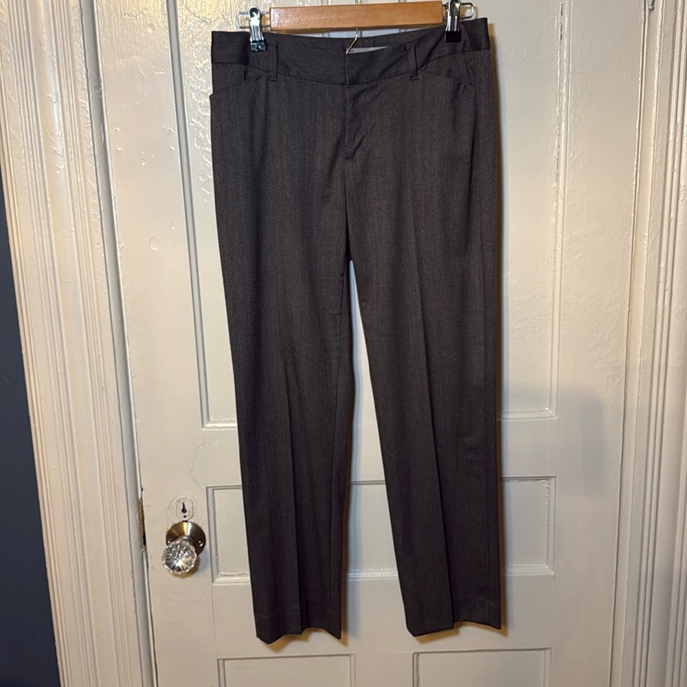 Gap Slim Cropped pants in great pre-owned condition. No damage or stains. size 0